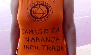 Camiseta naranja con un dibujo cutre que pone "camiseta naranja infiltrada"