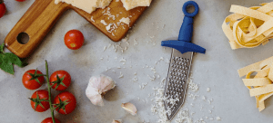 gratiator, con queso rallado y tomates