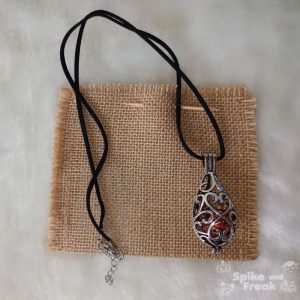 Colgante portadados lágrima naranja con sobre de rafia