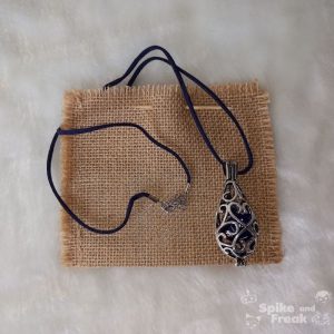 Colgante portadados lágrima azul con sobre de rafia