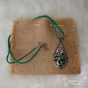 Colgante portadados lágrima verde con sobre de rafia