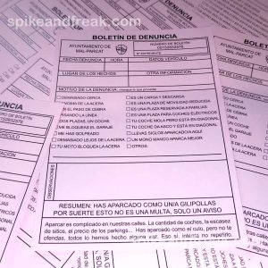 Hojas rosas imitación multa “Aparcas como un Gilipollas"